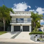 Luxury Resort Pool, Spa, Swim Up Bar And Bay Views