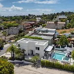 Luxury Resort Pool, Spa, Swim Up Bar And Bay Views